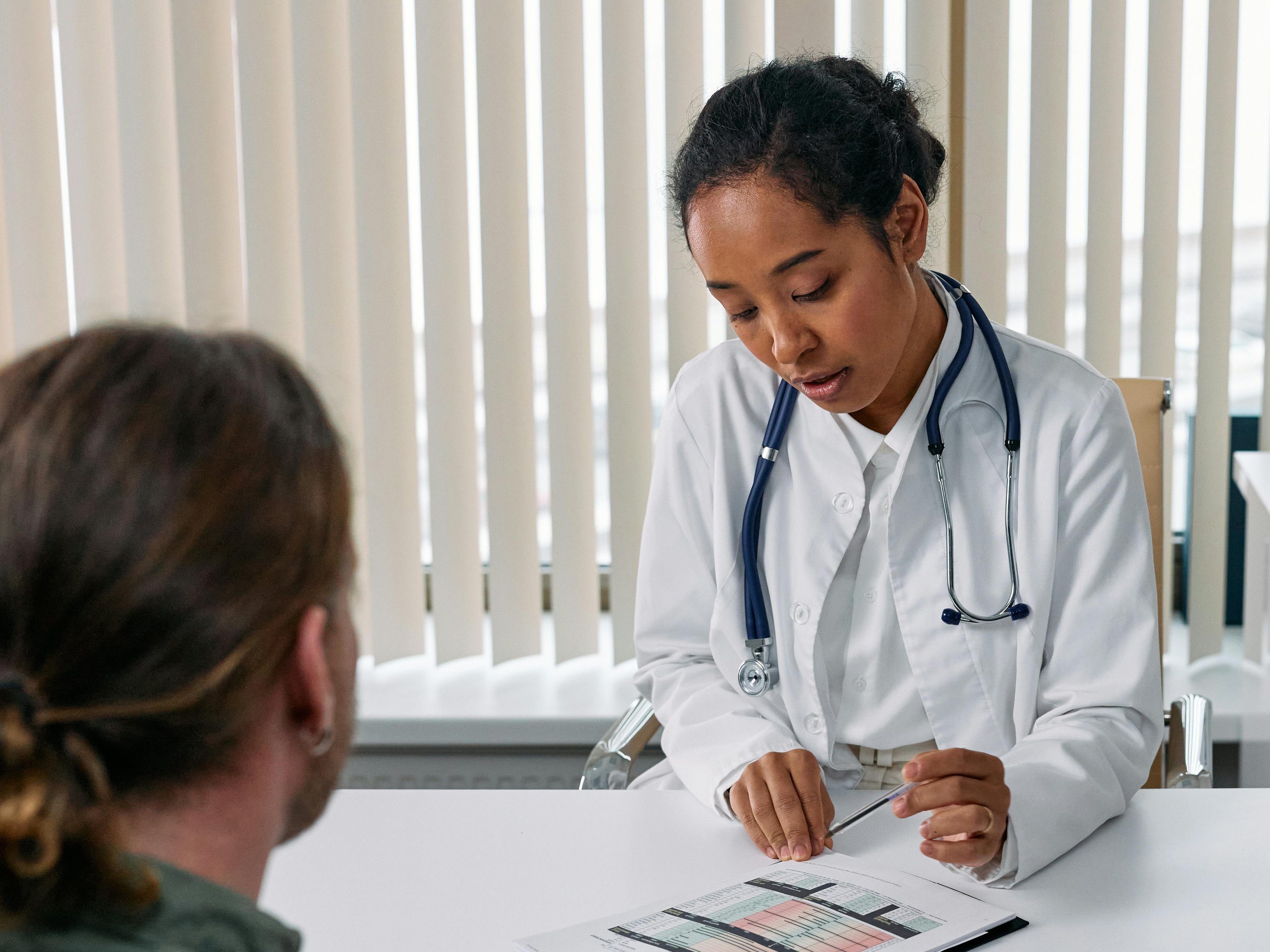 Eine Ärztin in einem Gespräch mit einem Patienten
