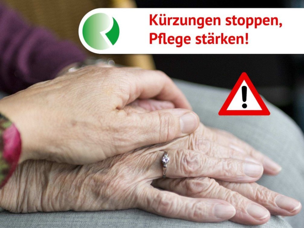 Das Bild zeigt zwei Hände von älteren Menschen mit dem Schriftzug "Kürzungen stoppen, Pflege stärken".